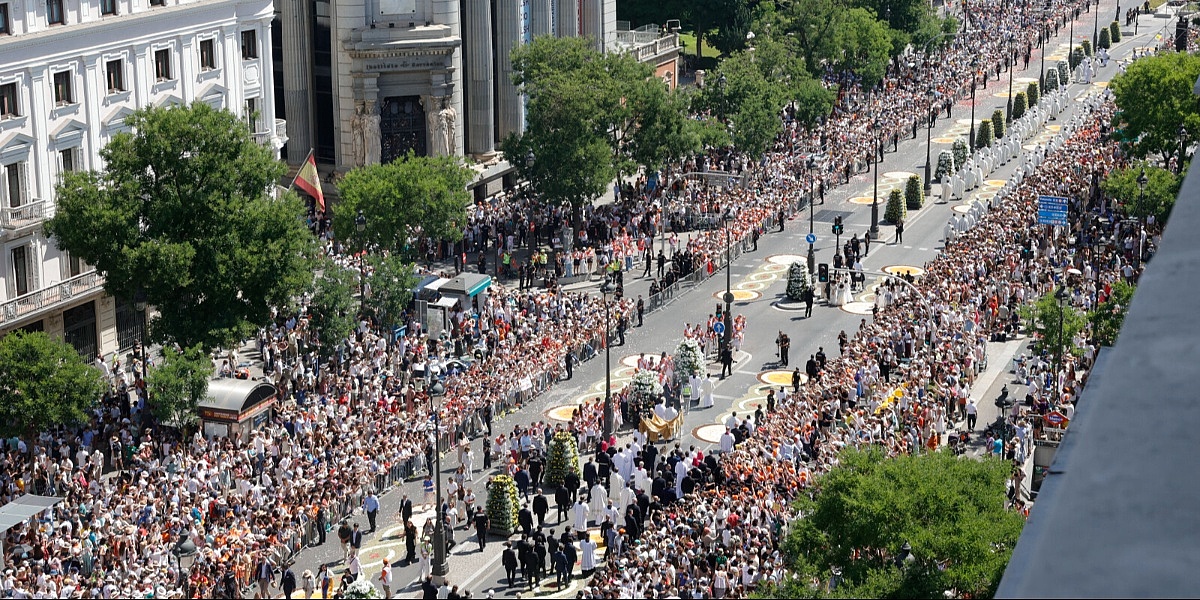 Više od milion ljudi na ulicama Madrida dočekalo papu Lava, stigao je u bijelom papamobilu