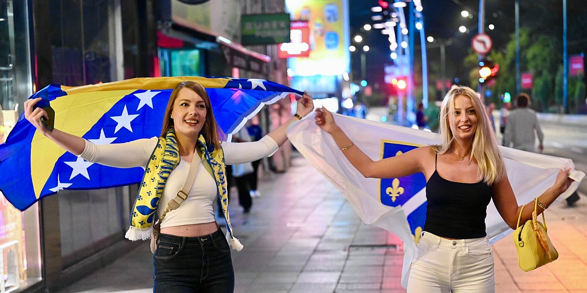Sarajevo spremno za besanu noć, navijači sa zastavama i šalovima već ...