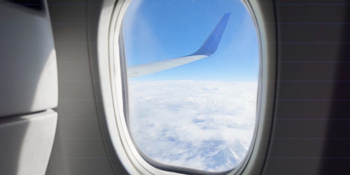 Znate li zašto su prozori na avionu okrugli ili ovalni, a ne četvrtasti