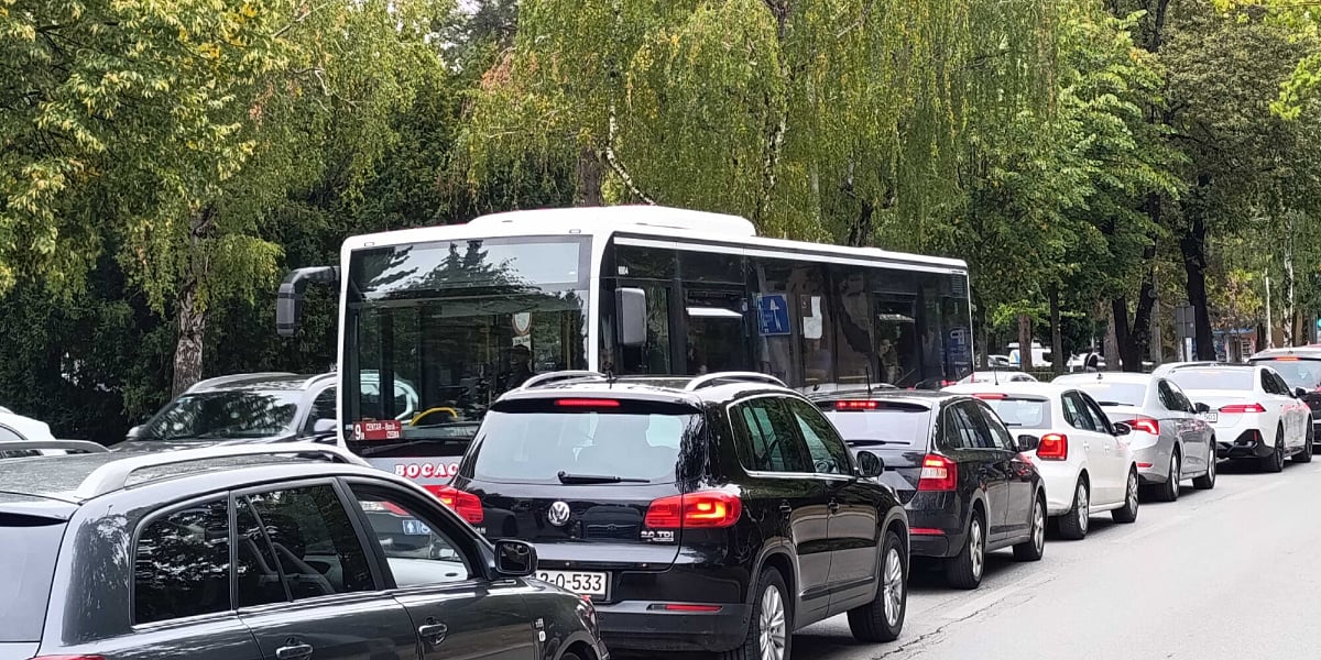 Banja Luka pod saobraćajnim pritiskom: Kolone na ulicama, nervoza među vozačima, pješaci jedva prolaze
