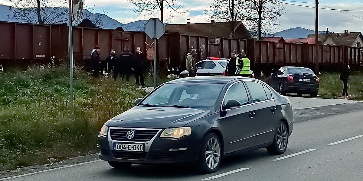 Teška saobraćajna nesreća kod Živinica: Vozač traktora poginuo nakon sudara s vozom