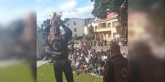 Skandal u Litvaniji: Bajkeri svinjskom glavu provocirali muslimane ispred džamije, policija pokrenula istragu