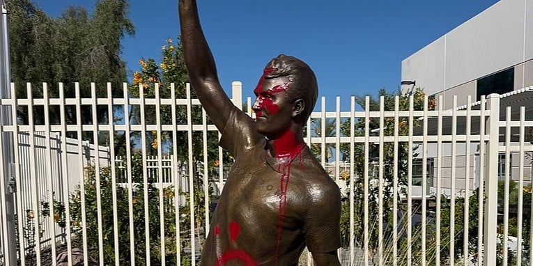 Vandalizirana statua Charliea Kirka u Phoenixu, spomenik posut crvenom bojom
