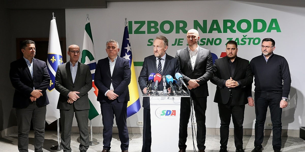 SDA: Vlast na odlasku je krišom i pravnim akrobacijama sebi povećala plaće