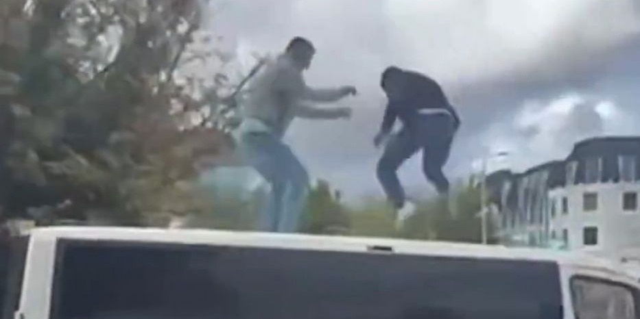 Kosovari pravili nerede u Hagu nakon presude Thaciju: Skakali po policijskim vozilima, upotrebljeni vodeni topovi
