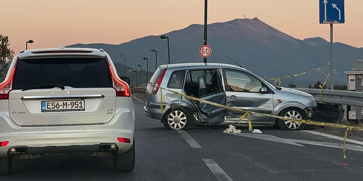 Saobraćajna nesreća na Ilidži: Povrijeđene tri osobe u sudaru vozila, na cesti vidljivi dijelovi automobila