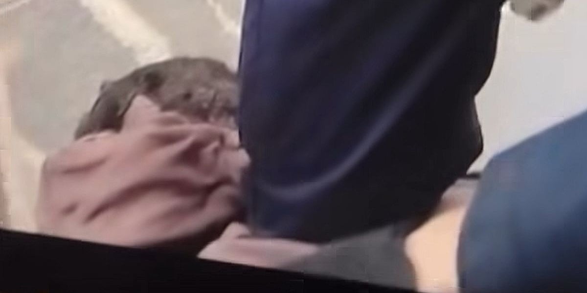 Objavljen snimak sudske intervencije u Sloveniji: Policajac je pet minuta držao muškarca za vrat, a niko nije spasavao