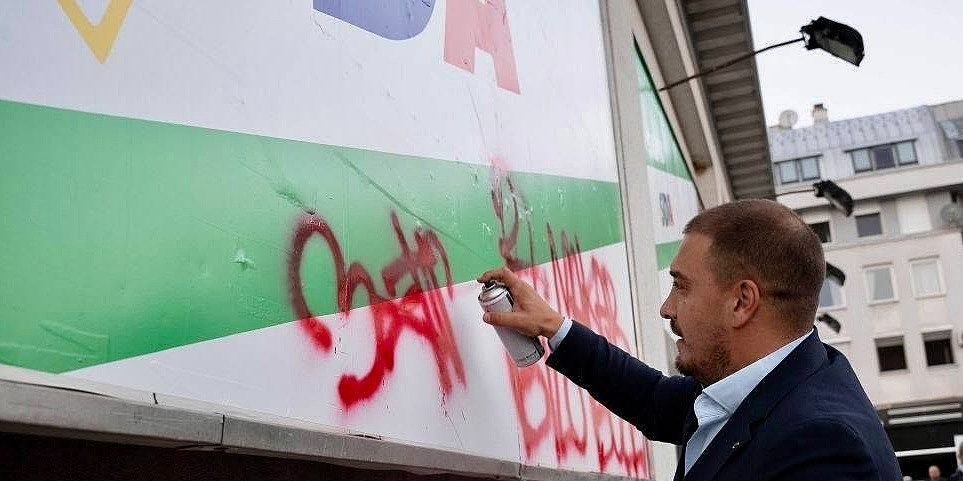 Performans na skupu SDA: Kapidžić i Zahiragić uzeli sprej i na plakat dopisali "pa makar bilo bolje"