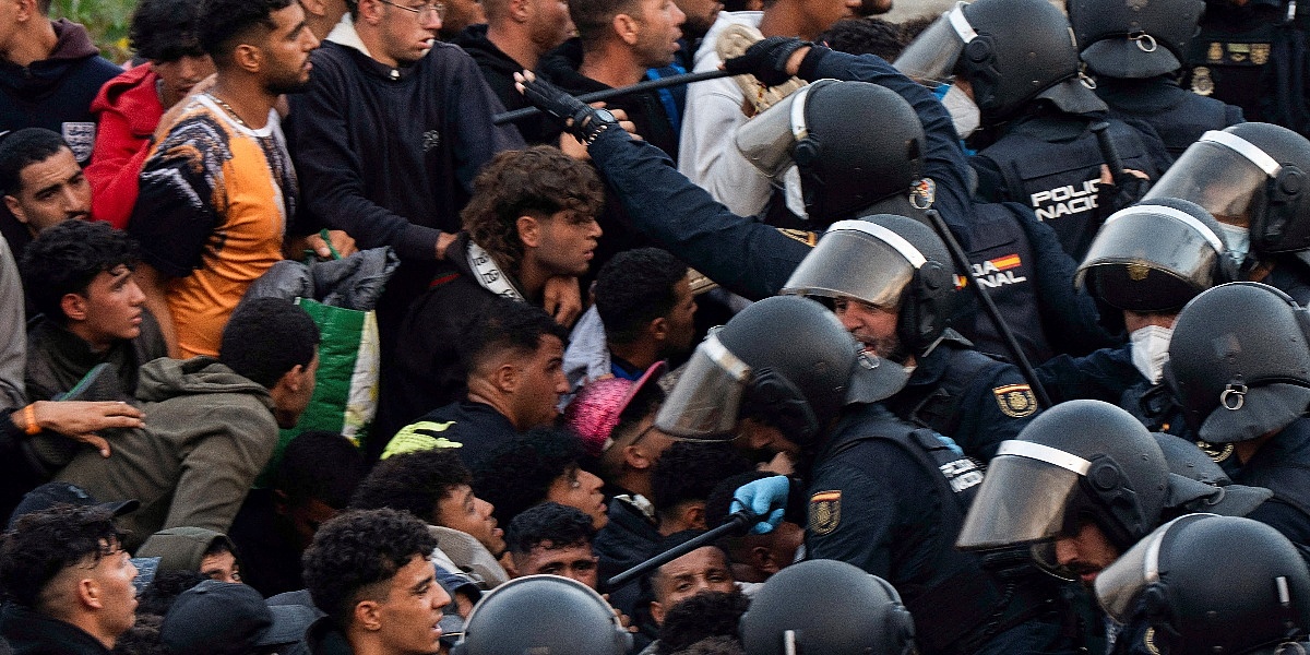 Haos na Ceuti: Španska policija premještala migrante s plaža u privremeni smještaj, došlo i do sukoba