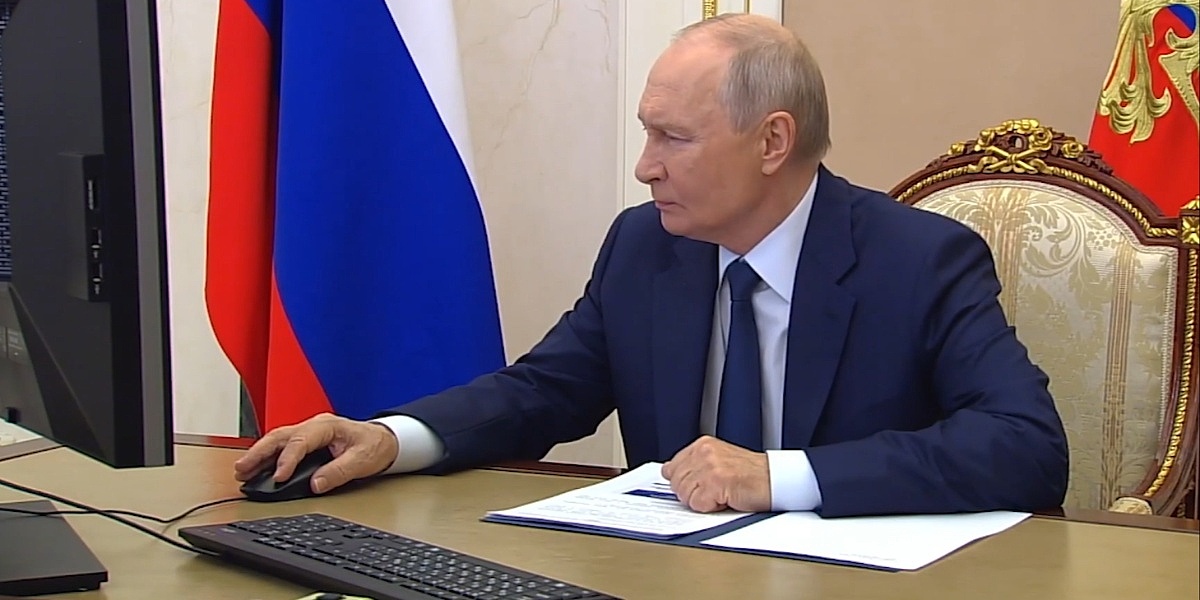 Snimak Putinovog elektronskog glasanja postao hit na mrežama: Pažnju privuklo škiljenje i jedan "tehnički" detalj