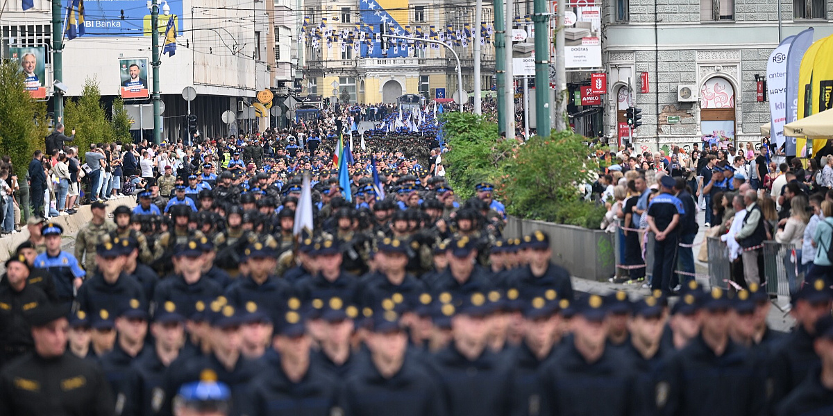 Od "Senatora" do veterana odbrane BiH: Pogledajte kako je izgledao svečani defile policijskih snaga u Sarajevu