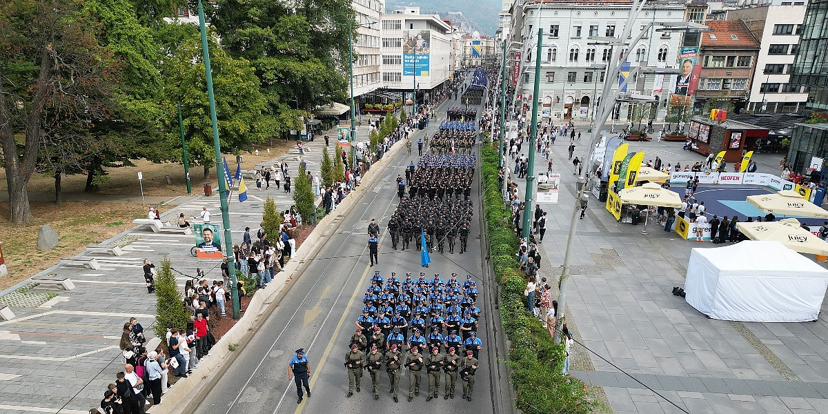 Pogledajte kako je svečani defile policije i veterana u Sarajevu izgledao iz zraka