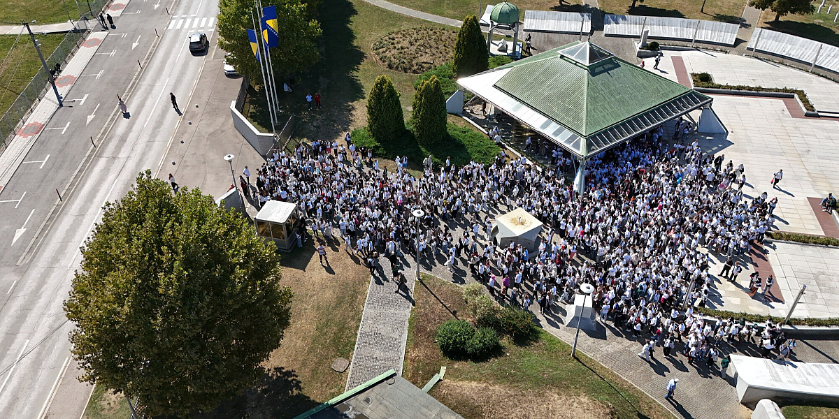 U okviru obilježavanja 20 godina Fondacije Hastor: 2.300 stipendista posjetilo Memorijalni centar Srebrenica