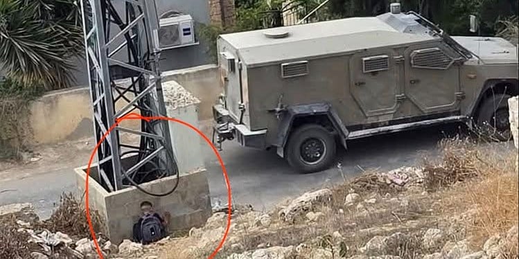 Srceparajuća slika sa Zapadne obale: Dječak se iza stuba krije od izraelskih okupacionih vojnika