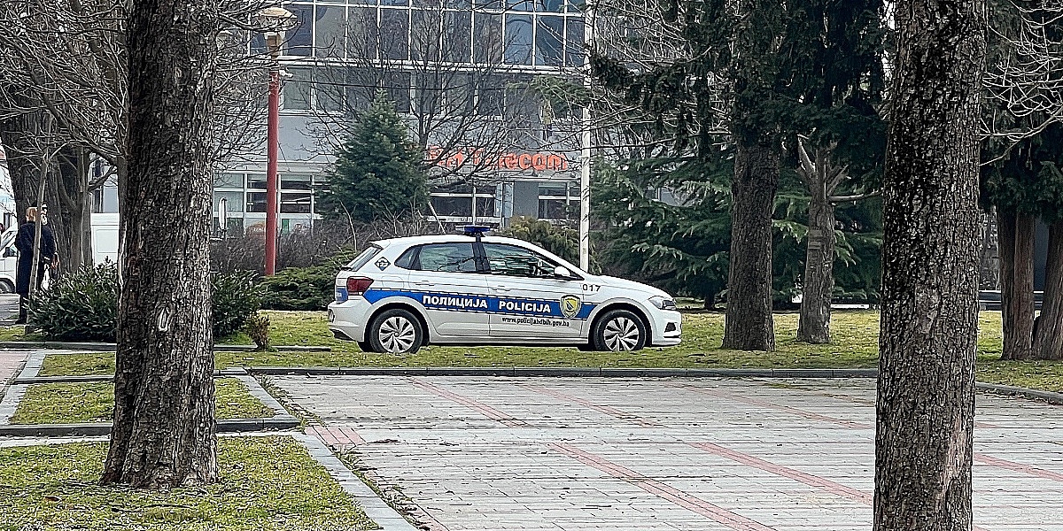 Mladić (18) u Brčkom uhvaćen kako se drogira, policajca udario nekoliko puta glavom pa pokušao pobjeći