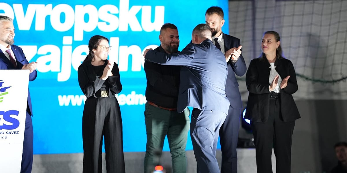 Zagrljaj na skupu NES-a u Velikoj Kladuši: Kandidati čiji su očevi stradali na suprotnim stranama u ratu danas na istoj listi