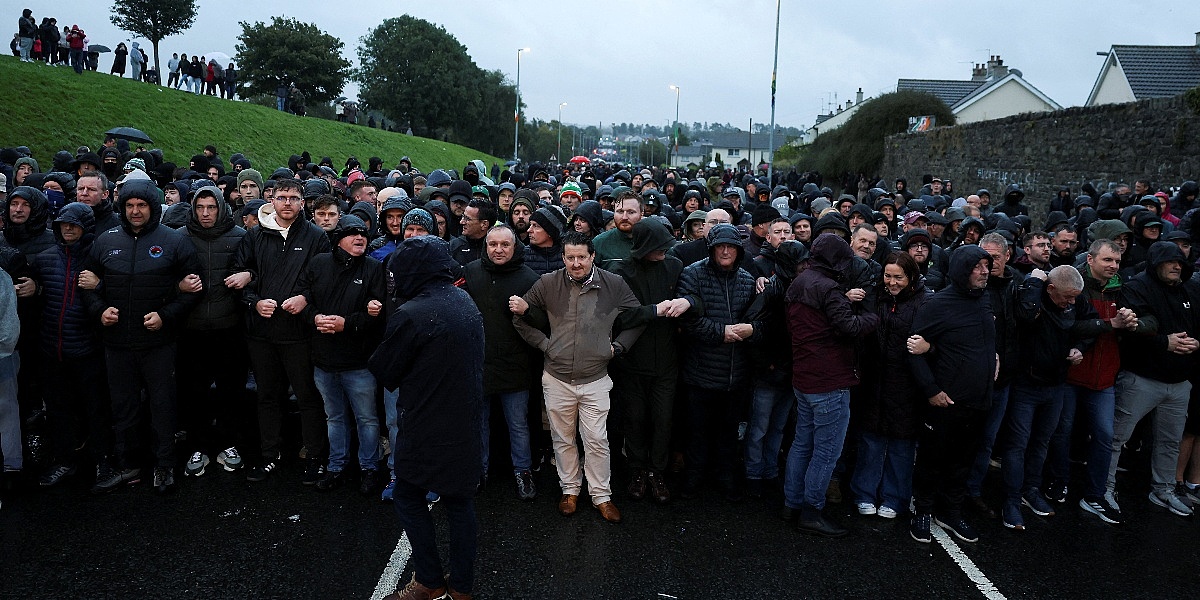 Sukob u Sjevernoj Irskoj: Protestanti došli u katolički grad kako bi održali paradu, 2.000 ljudi blokiralo ulice