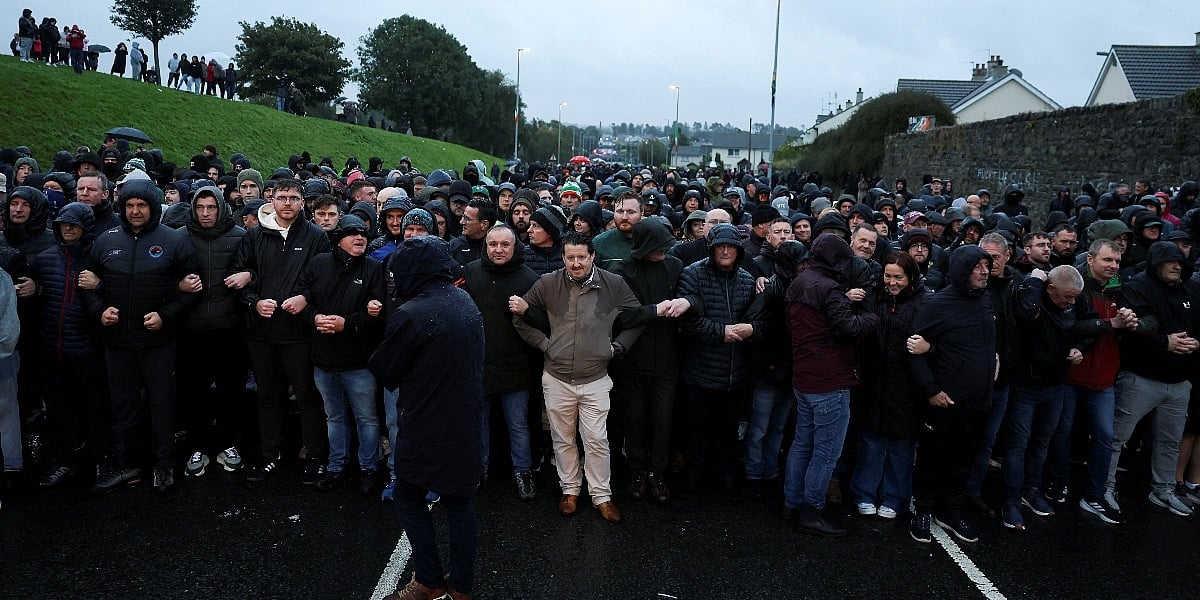 Sukob u Sjevernoj Irskoj: Protestanti došli u katolički grad kako bi održali paradu, 2.000 ljudi blokiralo ulice