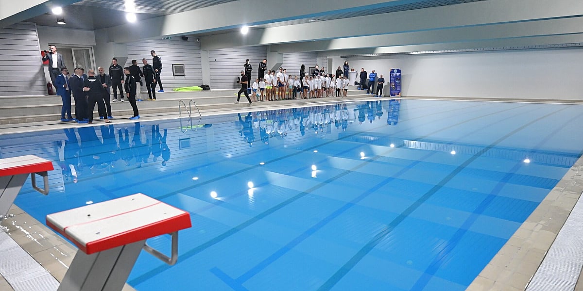 Svečanu vrpcu presjekli su premijer ZDK Nezir Pivić, ministar obrazovanja, nauke, kulture i sporta ZDK Mirza Mušija i direktor Srednje mješo