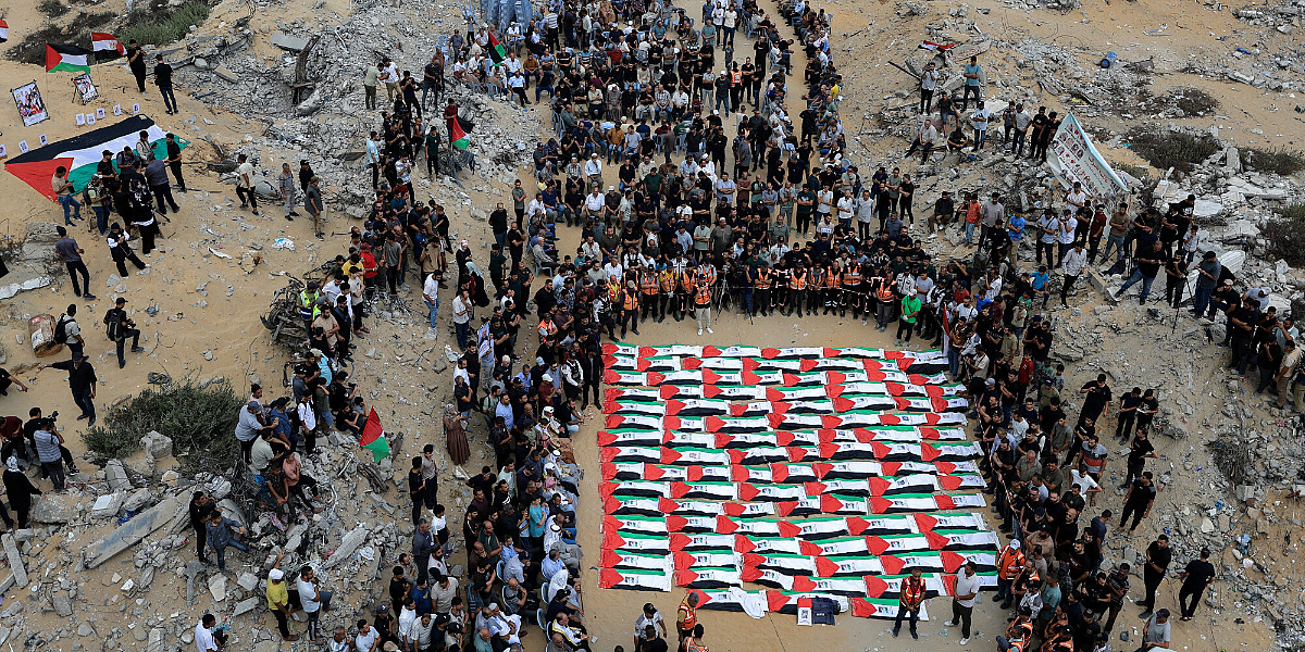 Kolektivna dženaza u Gazi: Ukopano 105 Palestinaca stradalih u napadu iz 2023. godine