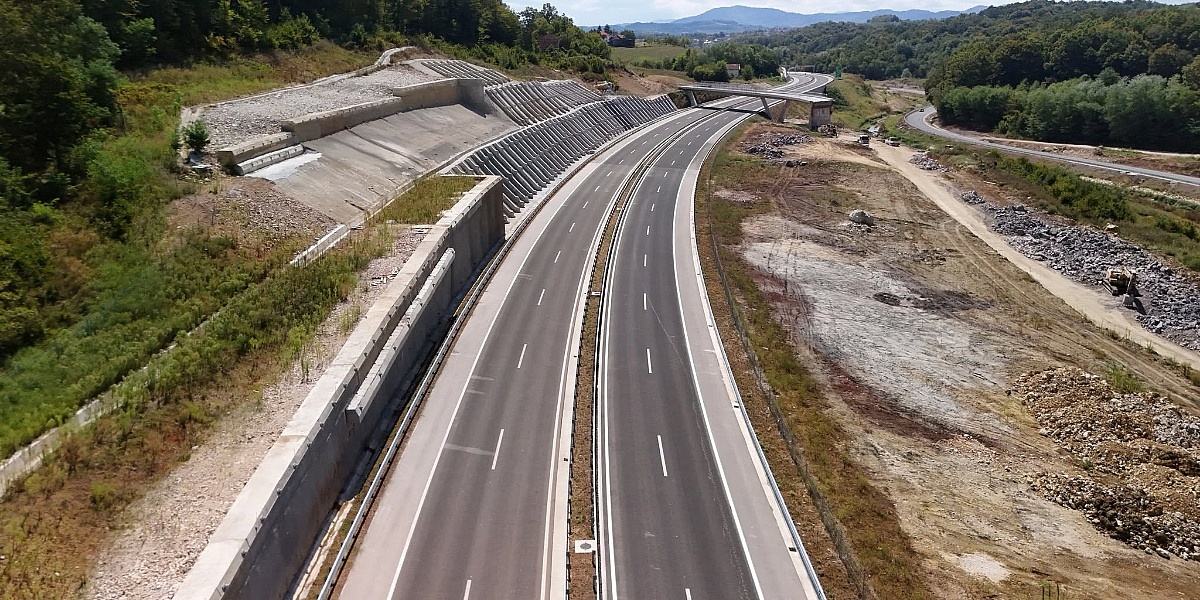 Vlada Federacije BiH zadužuje se 100 miliona KM kod Raiffeisen banke za cestovnu infrastrukturu