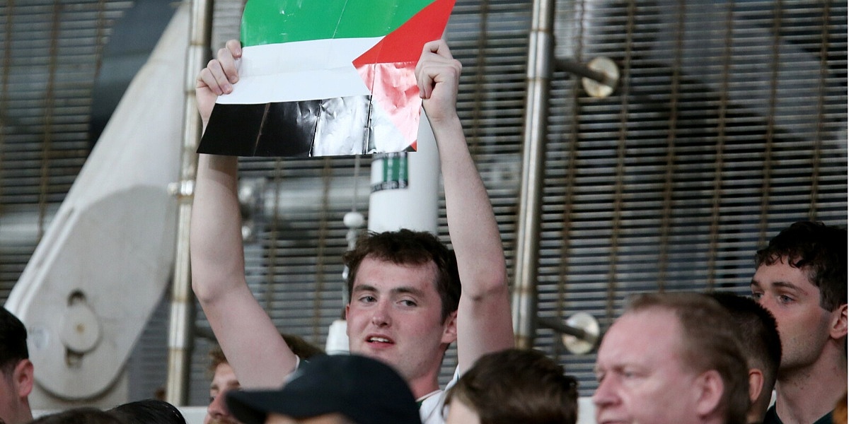 Incidenti na utakmici u Dublinu: Utrčavanje s palestinskom zastavom i prekidi tokom prvog poluvremena