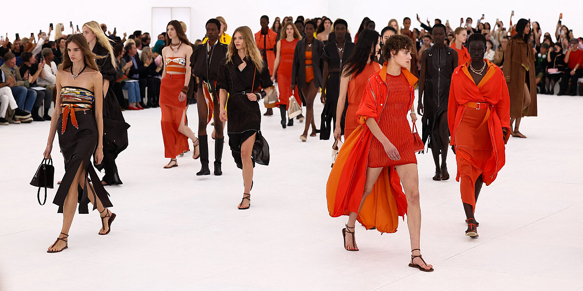 Hermès na Paris Fashion Weeku prikazao upečatljive kožne kreacije i živopisne boje