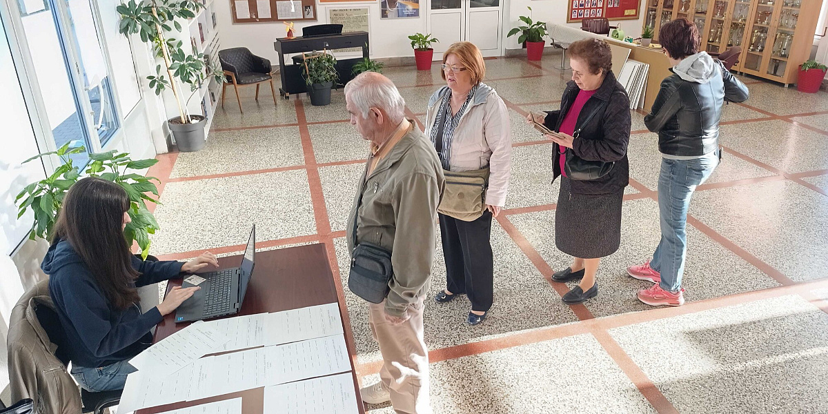Mirno glasanje u Banjoj Luci: Birači svih generacija na biralištima