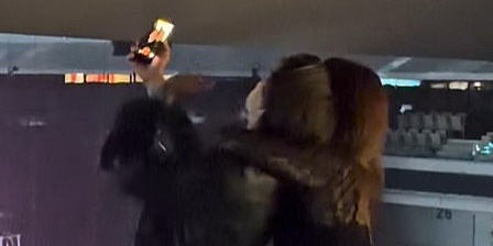 Bojan Pavlović snimljen u društvu Milice Pavlović na nastupu Jale Brata i Bube Corellija