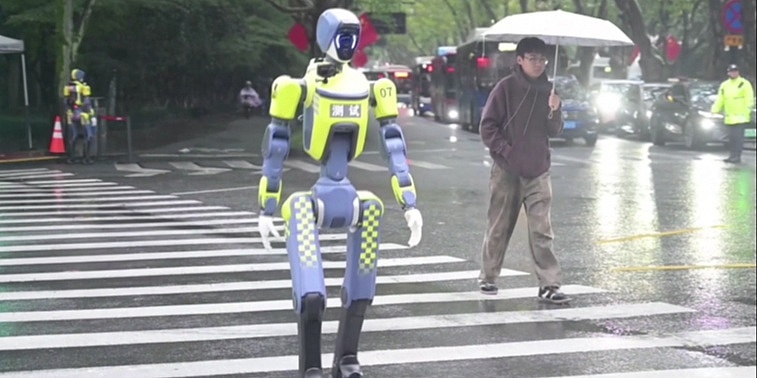 U Kini roboti patroliraju ulicama: Pomažu saobraćajnoj policiji i asistiraju turistima
