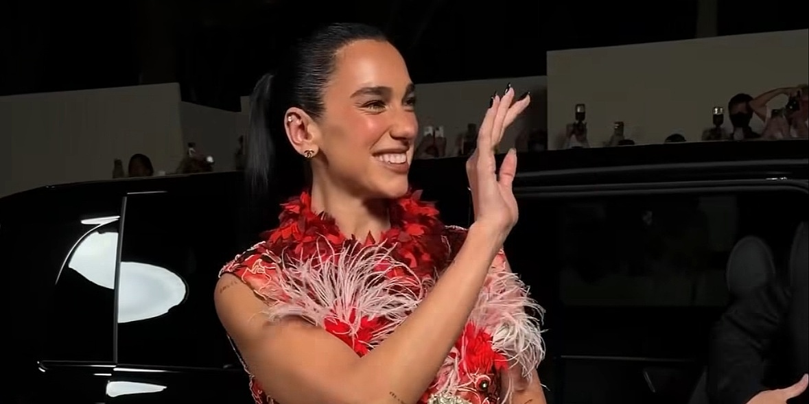 Dua Lipa privukla pažnju upečatljivom kreacijom na Chanelovoj modnoj reviji