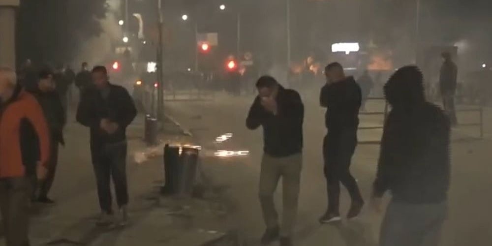 Veliki neredi na Kosovu: Demonstranti gađali zgradu skupštine u Prištini, policija bacila suzavac