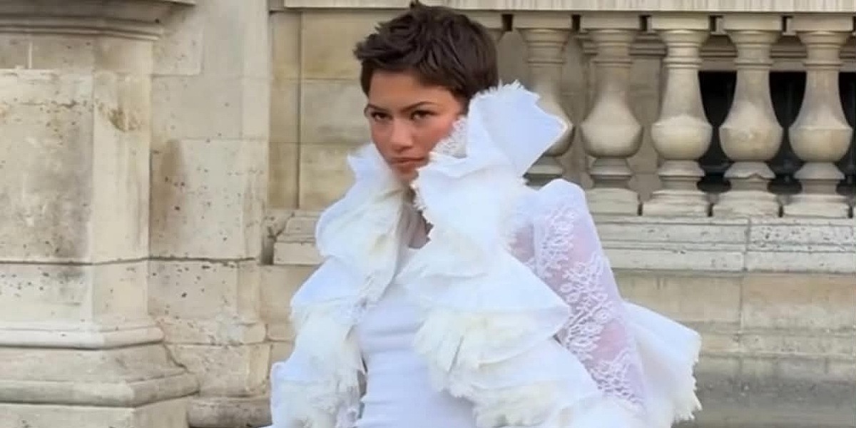 Zendaya privukla pažnju u Parizu: Poznati modni komad spojila s ležernim farmerkama