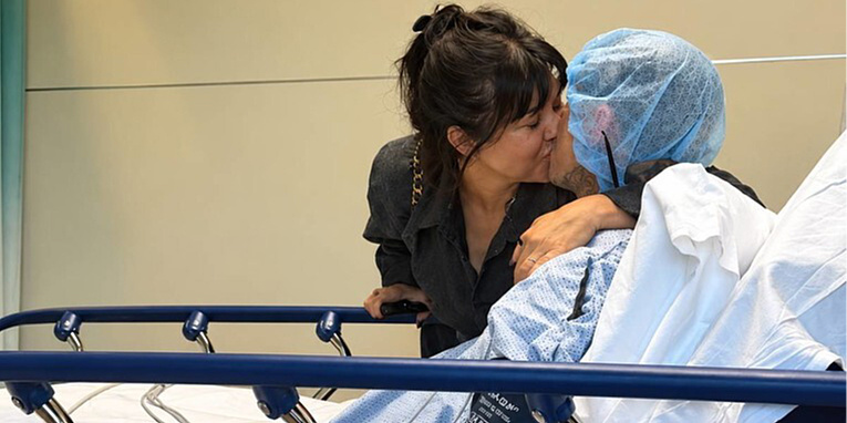 Travis Barker u bolnici: Podršku mu pružaju supruga Kourtney Kardashian i kćerka Alabama