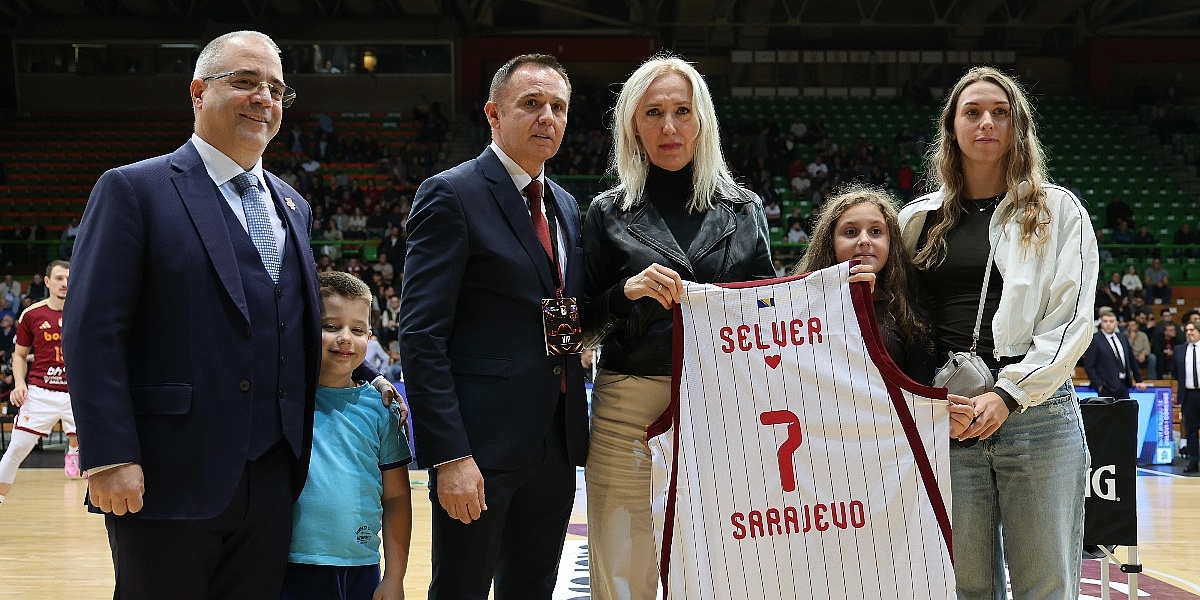 Dirljiv gest sarajevskog kluba: Sestri prerano preminulog Selvera Džigala uručen prigodan dres