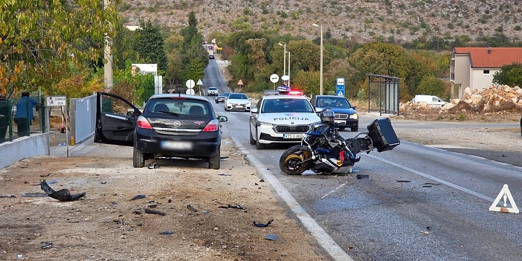 Težak udes u blizini Mostara: Dvije osobe u kritičnom stanju nakon sudara automobila i motocikla