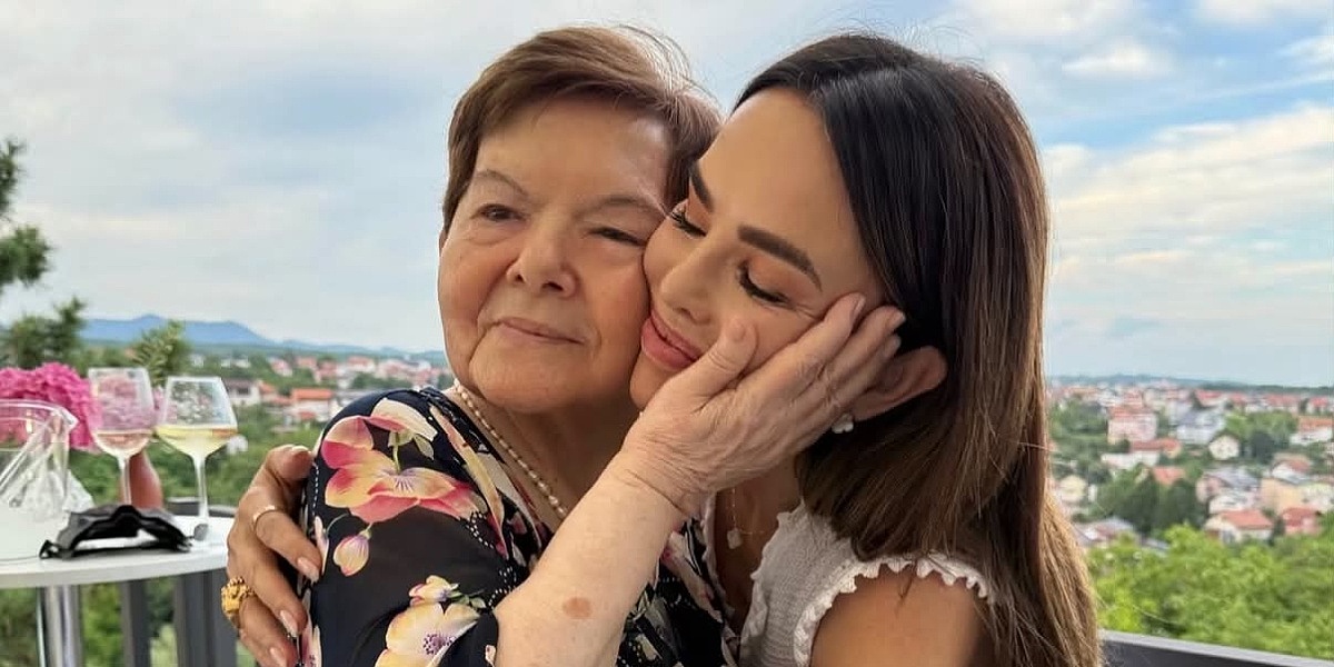 Severina podijelila emotivne fotografije s majkom, nećakinjom i menadžerom