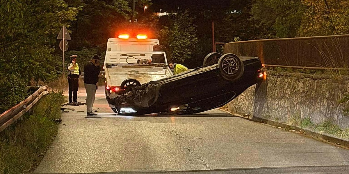 Nezgoda na području Sarajeva: Automobil završio na krovu u blizini Spomen-parka Vraca