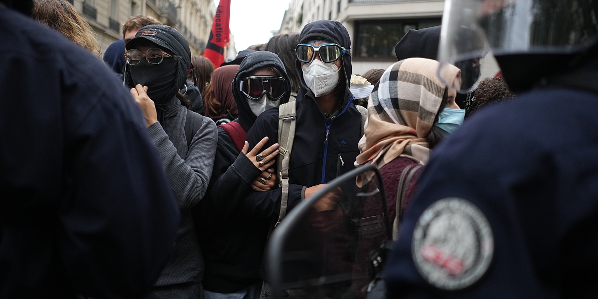 Suzavac ispred pariske škole tokom učeničkih blokada, protestni val zahvatio i Belgiju