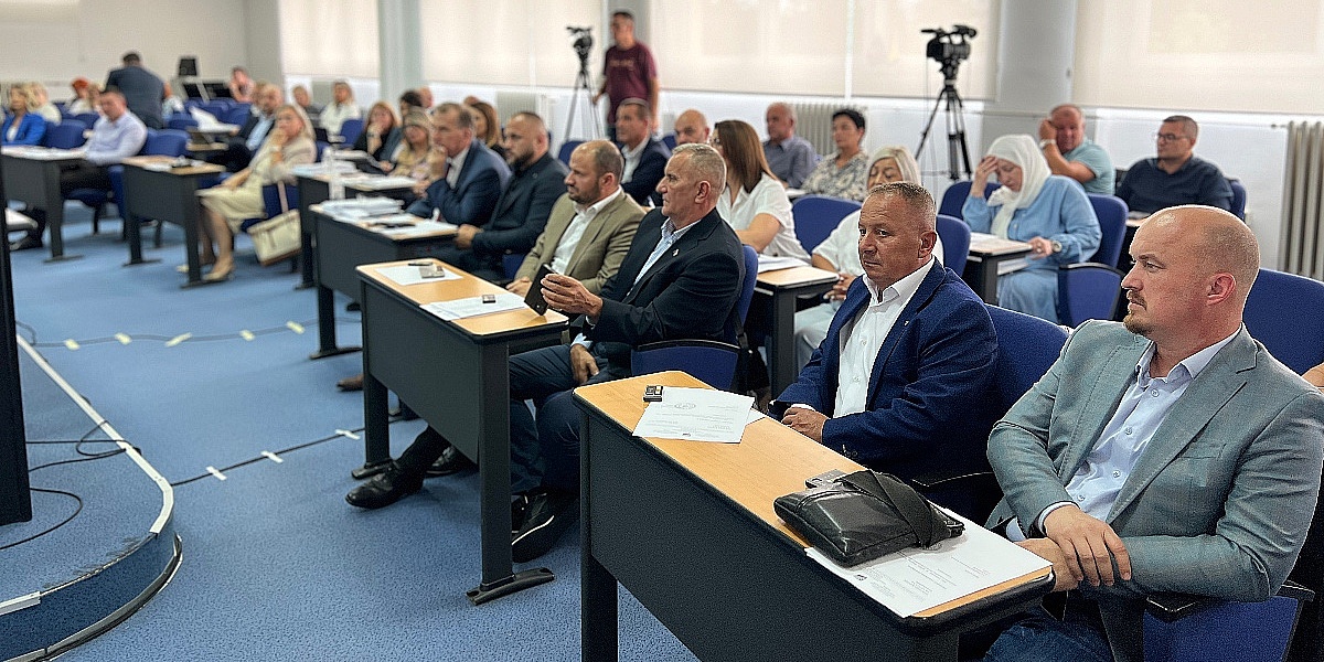 SDA bi mogla pokrenuti pregovore o novoj vlasti u Tuzlanskom kantonu, jedna osoba se spominje kao mogući premijer