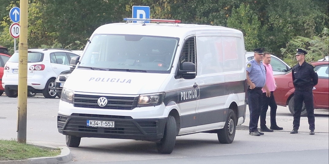 Osumnjičeni u Tuzli automobilom povrijedio trojicu policajaca pa pobjegao, predložen pritvor