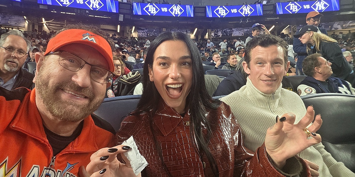 Dua Lipa i Callum Turner privukli pažnju na bejzbol utakmici: Gledatelj priznao da nije znao o kome se radi