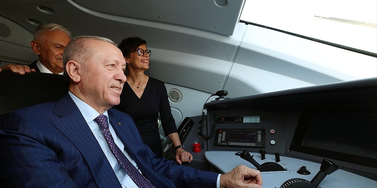 "Znate li upravljati helikopterom?": Erdogan provozao Kos novom prugom do Evrope, njegov odgovor nasmijao prisutne
