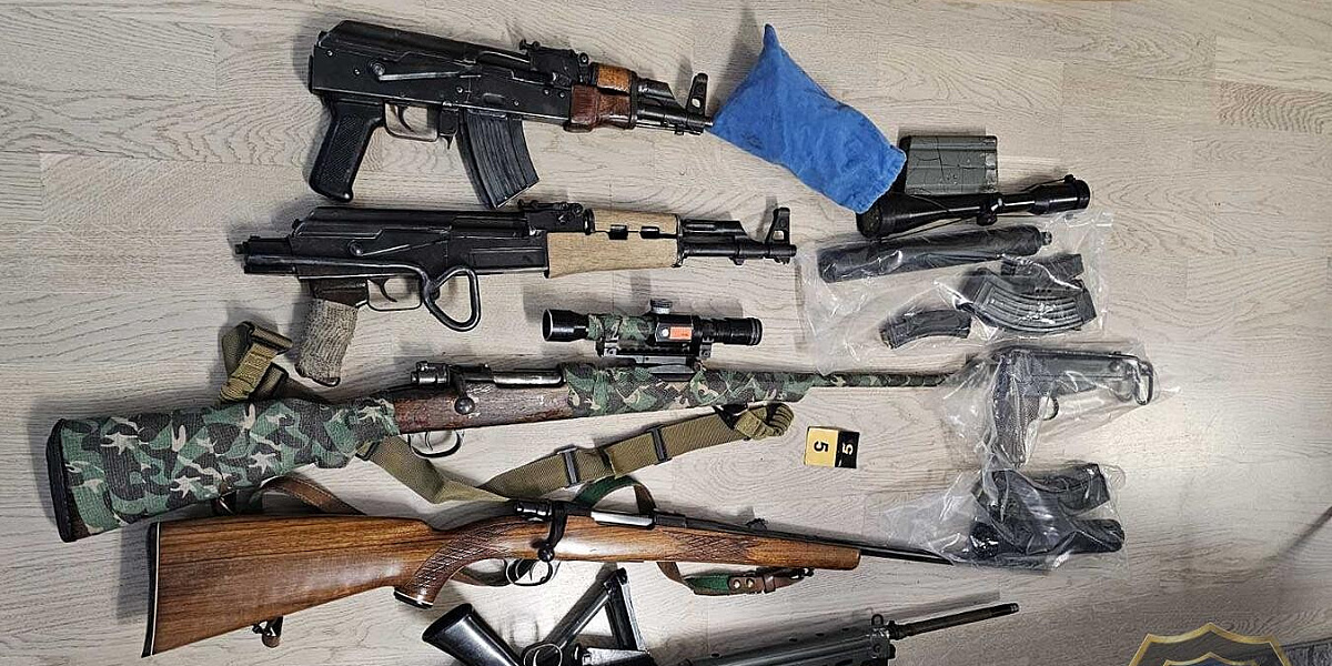 Policijska akcija u Sarajevu: Dvije osobe lišene slobode, zaplijenjen arsenal oružja i velika količina narkotika