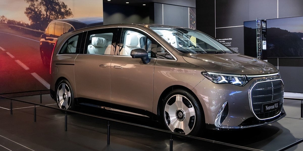 Neobičan incident u Parizu: Dijete pokrenulo Mercedesov kombi koji je udario u zid na sajmu automobila