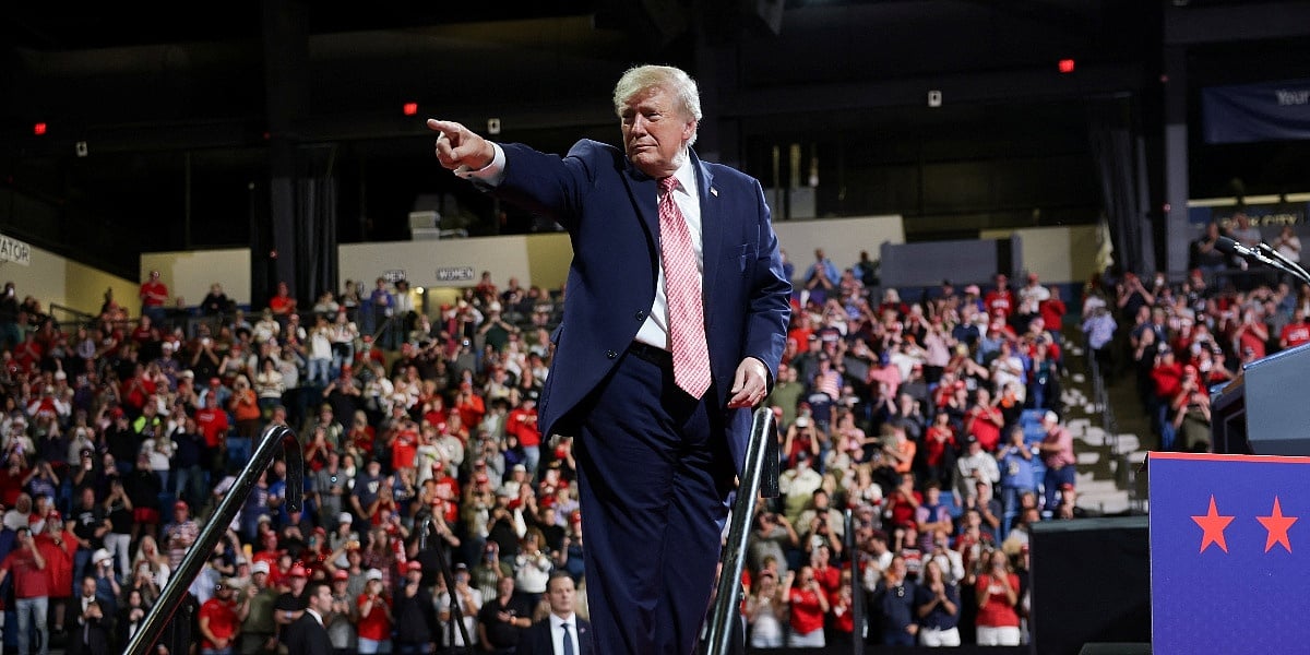Nakon što je za nemire okrivio imigraciju, Trump poručio: Pariz će vrlo brzo biti muslimanski grad Nakon što je za nemire okrivio imigraciju, Trump poručio: Pariz će vrlo brzo biti muslimanski grad