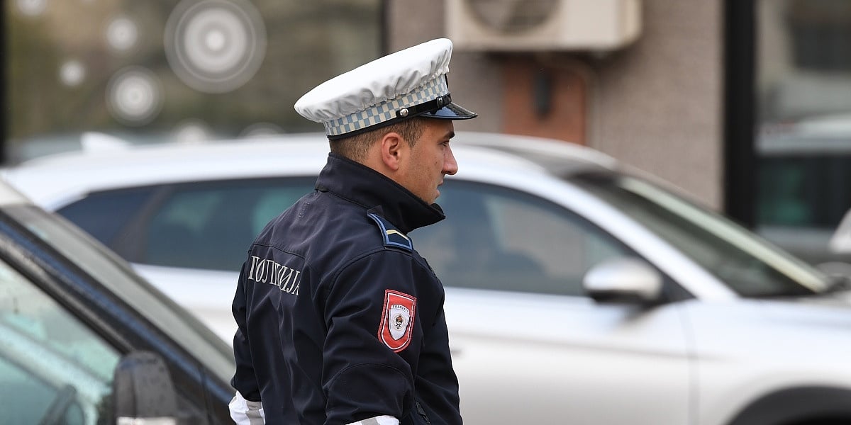 Pucnjava u Laktašima: Iz automatskog oružja oštetili automobil državljanina Srbije, četiri osobe uhapšene Pucnjava u Laktašima: Iz automatskog oružja oštetili automobil državljanina Srbije, četiri osobe uhapšene