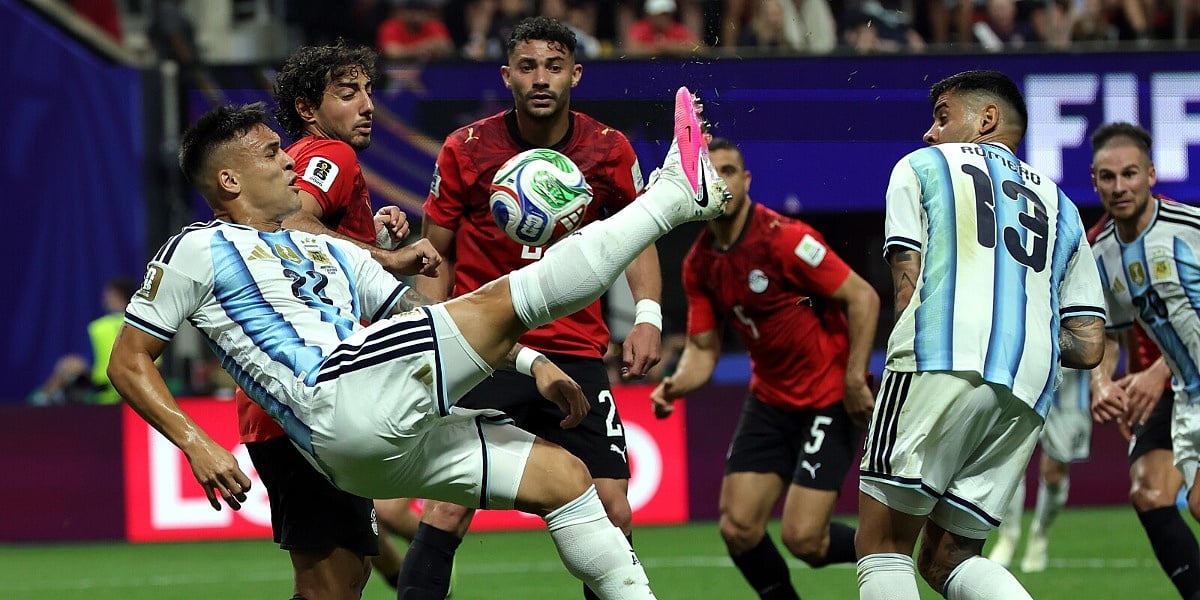 FIFA žestoko kaznila Egipat zbog izjava o Argentini: Selektoru tri utakmice suspenzije, Zico prošao još gore FIFA žestoko kaznila Egipat zbog izjava o Argentini: Selektoru tri utakmice suspenzije, Zico prošao još gore