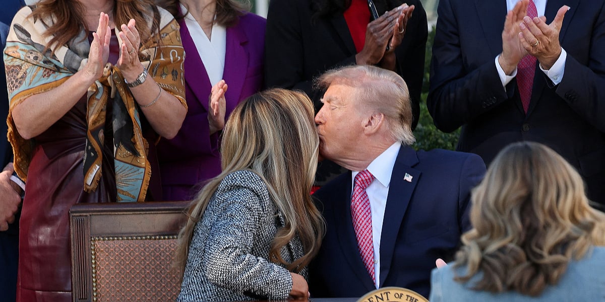 Od važnog potpisa do viralnog snimka: Nespretan poljubac Donalda i Melanije u centru pažnje Od važnog potpisa do viralnog snimka: Nespretan poljubac Donalda i Melanije u centru pažnje