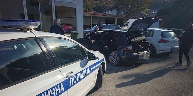 Državljanka BiH i Hrvatske osumnjičena za krijumčarenje sedam migranata Državljanka BiH i Hrvatske osumnjičena za krijumčarenje sedam migranata